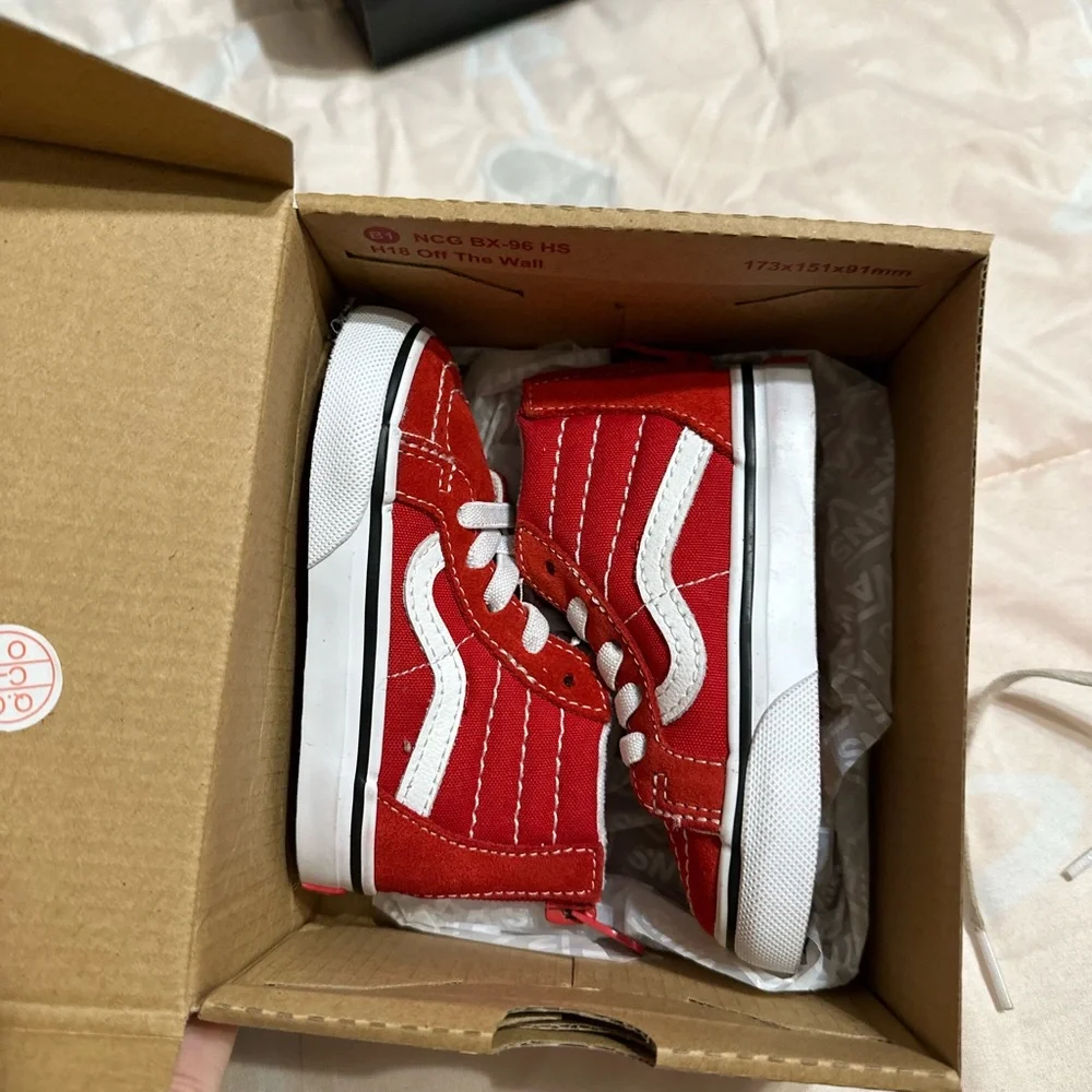 Not actual laces. Zip ups - Picture 2 of 4